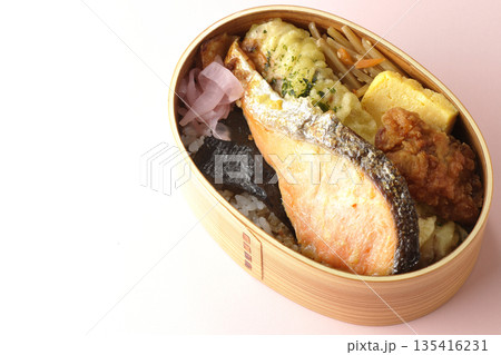 ちくわ天、唐揚げ、焼きシャケ、海苔弁 ちくわ天、唐揚げ、焼きシャケ、海苔弁 135416231