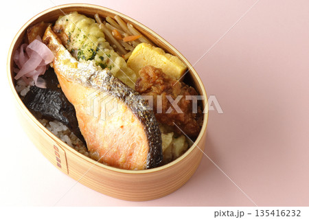 ちくわ天、唐揚げ、焼きシャケ、海苔弁 135416232