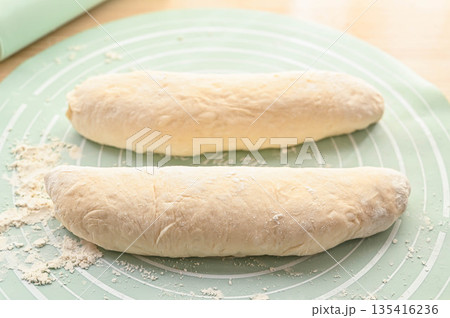 成形したパン生地 成形したパン生地 135416236