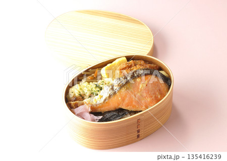 ちくわ天、唐揚げ、焼きシャケ、海苔弁 135416239