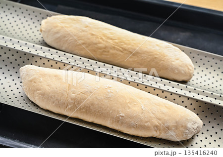 成形したパン生地を二次発酵 135416240