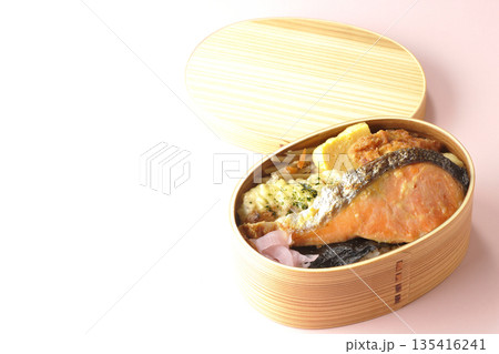 ちくわ天、唐揚げ、焼きシャケ、海苔弁 135416241