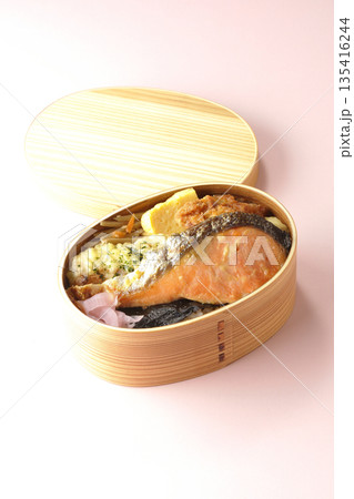 ちくわ天、唐揚げ、焼きシャケ、海苔弁 ちくわ天、唐揚げ、焼きシャケ、海苔弁 135416244