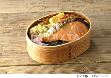 ちくわ天、唐揚げ、焼きシャケ、海苔弁 ちくわ天、唐揚げ、焼きシャケ、海苔弁 135416250