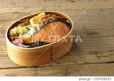 ちくわ天、唐揚げ、焼きシャケ、海苔弁 ちくわ天、唐揚げ、焼きシャケ、海苔弁 135416253