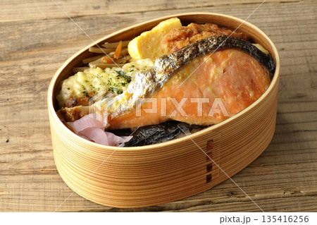 ちくわ天、唐揚げ、焼きシャケ、海苔弁 ちくわ天、唐揚げ、焼きシャケ、海苔弁 135416256