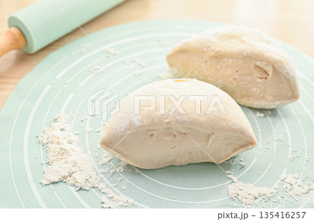 パン生地をカットする 135416257