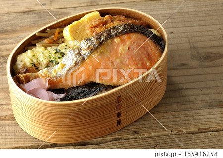 ちくわ天、唐揚げ、焼きシャケ、海苔弁 135416258