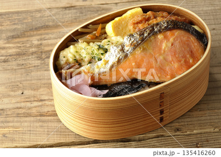 ちくわ天、唐揚げ、焼きシャケ、海苔弁 ちくわ天、唐揚げ、焼きシャケ、海苔弁 135416260