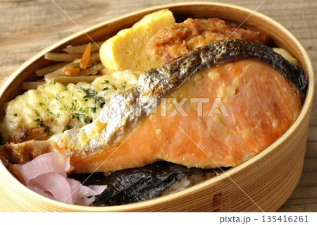 ちくわ天、唐揚げ、焼きシャケ、海苔弁 135416261