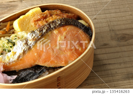 ちくわ天、唐揚げ、焼きシャケ、海苔弁 135416263