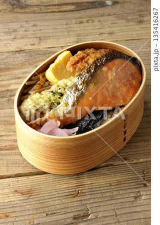 ちくわ天、唐揚げ、焼きシャケ、海苔弁 135416267