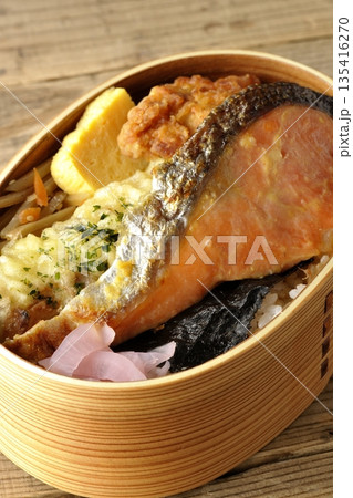 ちくわ天、唐揚げ、焼きシャケ、海苔弁 135416270