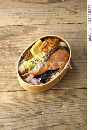ちくわ天、唐揚げ、焼きシャケ、海苔弁 ちくわ天、唐揚げ、焼きシャケ、海苔弁 135416276