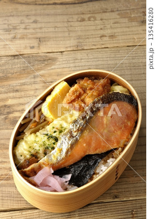 ちくわ天、唐揚げ、焼きシャケ、海苔弁 135416280