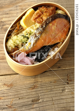 ちくわ天、唐揚げ、焼きシャケ、海苔弁 ちくわ天、唐揚げ、焼きシャケ、海苔弁 135416281