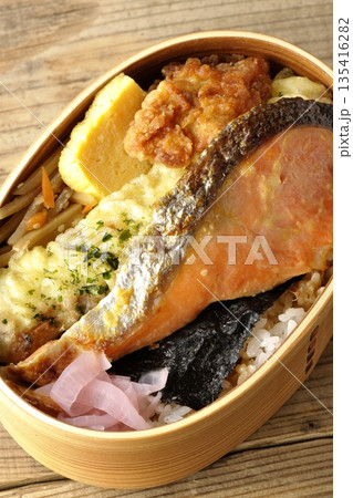 ちくわ天、唐揚げ、焼きシャケ、海苔弁 135416282