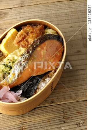 ちくわ天、唐揚げ、焼きシャケ、海苔弁 135416284