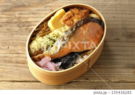 ちくわ天、唐揚げ、焼きシャケ、海苔弁 ちくわ天、唐揚げ、焼きシャケ、海苔弁 135416285