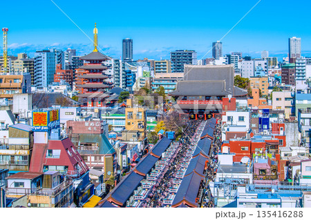 日本の東京都市景観元旦。脅威の人出…参拝客で埋まる浅草寺・仲見世通り。新時代に…=令和8年1月1日 日本の東京都市景観元旦。脅威の人出…参拝客で埋まる浅草寺・仲見世通り。新時代に…=令和8年1月1日 135416288