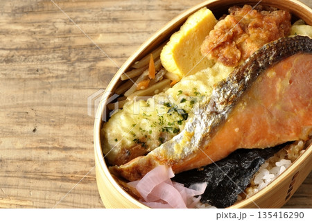 ちくわ天、唐揚げ、焼きシャケ、海苔弁 ちくわ天、唐揚げ、焼きシャケ、海苔弁 135416290
