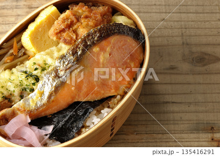 ちくわ天、唐揚げ、焼きシャケ、海苔弁 ちくわ天、唐揚げ、焼きシャケ、海苔弁 135416291