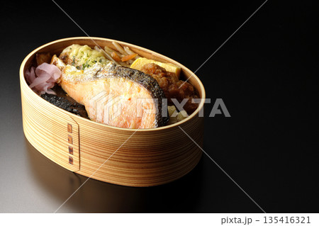 ちくわ天、唐揚げ、焼きシャケ、海苔弁 135416321