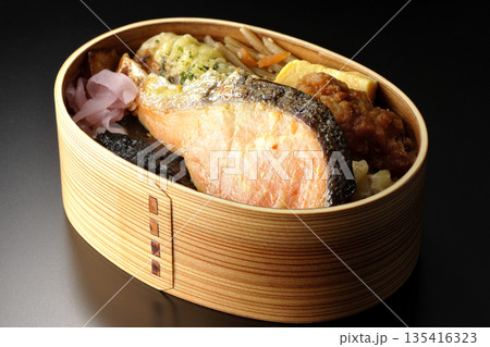 ちくわ天、唐揚げ、焼きシャケ、海苔弁 ちくわ天、唐揚げ、焼きシャケ、海苔弁 135416323