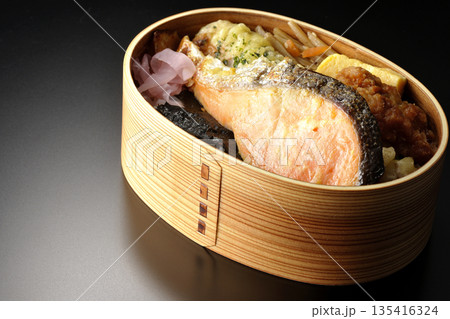 ちくわ天、唐揚げ、焼きシャケ、海苔弁 135416324