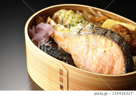 ちくわ天、唐揚げ、焼きシャケ、海苔弁 135416327