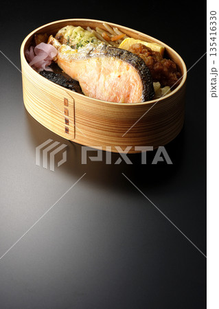 ちくわ天、唐揚げ、焼きシャケ、海苔弁 ちくわ天、唐揚げ、焼きシャケ、海苔弁 135416330