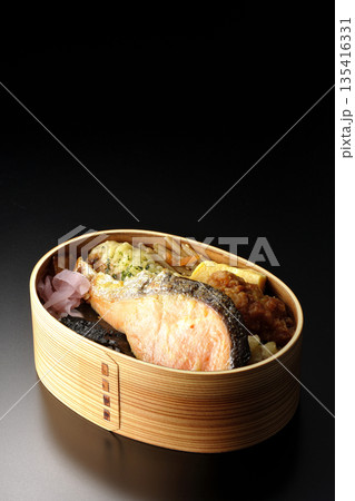 ちくわ天、唐揚げ、焼きシャケ、海苔弁 135416331