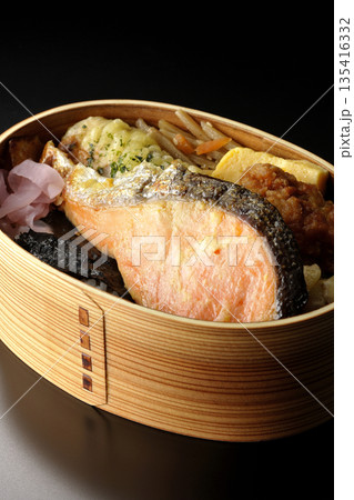 ちくわ天、唐揚げ、焼きシャケ、海苔弁 135416332