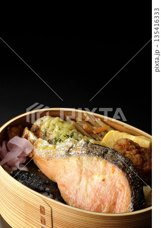 ちくわ天、唐揚げ、焼きシャケ、海苔弁 135416333