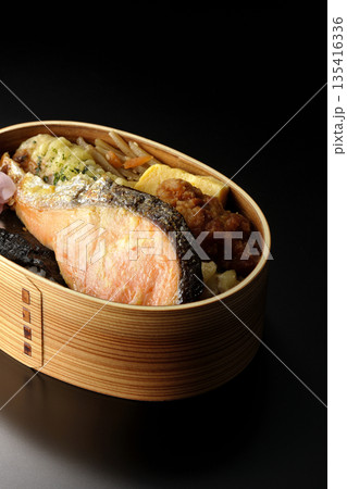 ちくわ天、唐揚げ、焼きシャケ、海苔弁 ちくわ天、唐揚げ、焼きシャケ、海苔弁 135416336