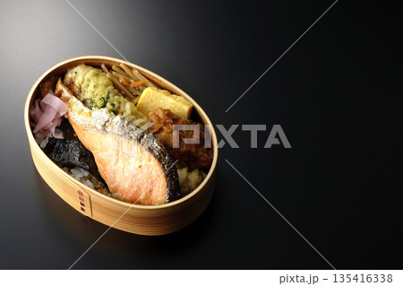 ちくわ天、唐揚げ、焼きシャケ、海苔弁 135416338