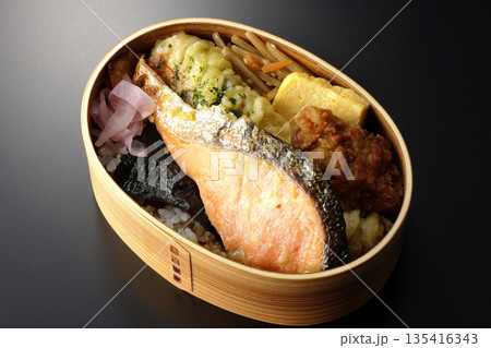 ちくわ天、唐揚げ、焼きシャケ、海苔弁 135416343