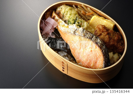 ちくわ天、唐揚げ、焼きシャケ、海苔弁 135416344