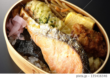 ちくわ天、唐揚げ、焼きシャケ、海苔弁 ちくわ天、唐揚げ、焼きシャケ、海苔弁 135416346