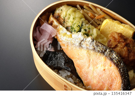 ちくわ天、唐揚げ、焼きシャケ、海苔弁 135416347