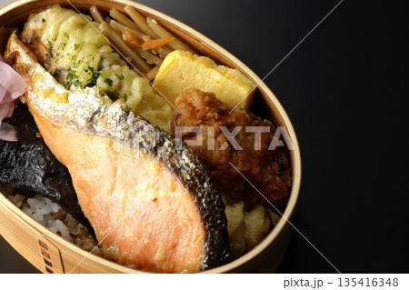 ちくわ天、唐揚げ、焼きシャケ、海苔弁 135416348