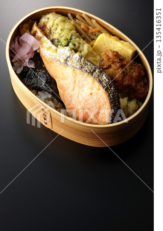 ちくわ天、唐揚げ、焼きシャケ、海苔弁 ちくわ天、唐揚げ、焼きシャケ、海苔弁 135416351