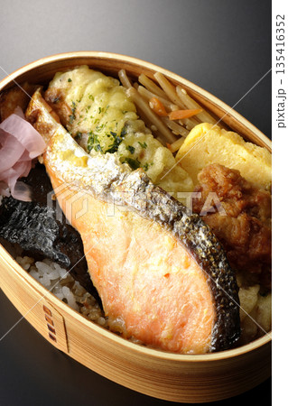 ちくわ天、唐揚げ、焼きシャケ、海苔弁 ちくわ天、唐揚げ、焼きシャケ、海苔弁 135416352