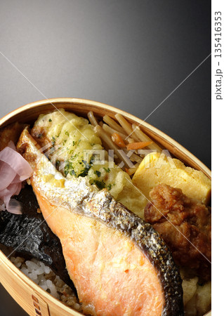 ちくわ天、唐揚げ、焼きシャケ、海苔弁 ちくわ天、唐揚げ、焼きシャケ、海苔弁 135416353