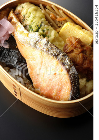 ちくわ天、唐揚げ、焼きシャケ、海苔弁 ちくわ天、唐揚げ、焼きシャケ、海苔弁 135416354