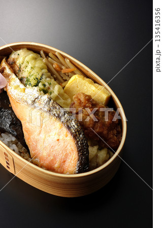 ちくわ天、唐揚げ、焼きシャケ、海苔弁 ちくわ天、唐揚げ、焼きシャケ、海苔弁 135416356