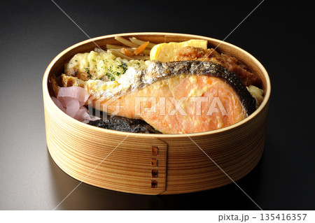 ちくわ天、唐揚げ、焼きシャケ、海苔弁 ちくわ天、唐揚げ、焼きシャケ、海苔弁 135416357