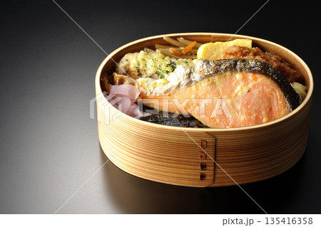 ちくわ天、唐揚げ、焼きシャケ、海苔弁 ちくわ天、唐揚げ、焼きシャケ、海苔弁 135416358