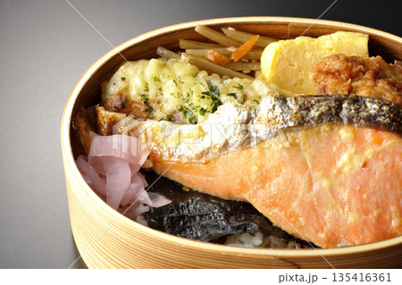 ちくわ天、唐揚げ、焼きシャケ、海苔弁 135416361