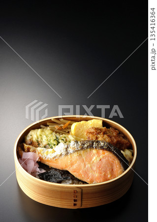 ちくわ天、唐揚げ、焼きシャケ、海苔弁 ちくわ天、唐揚げ、焼きシャケ、海苔弁 135416364